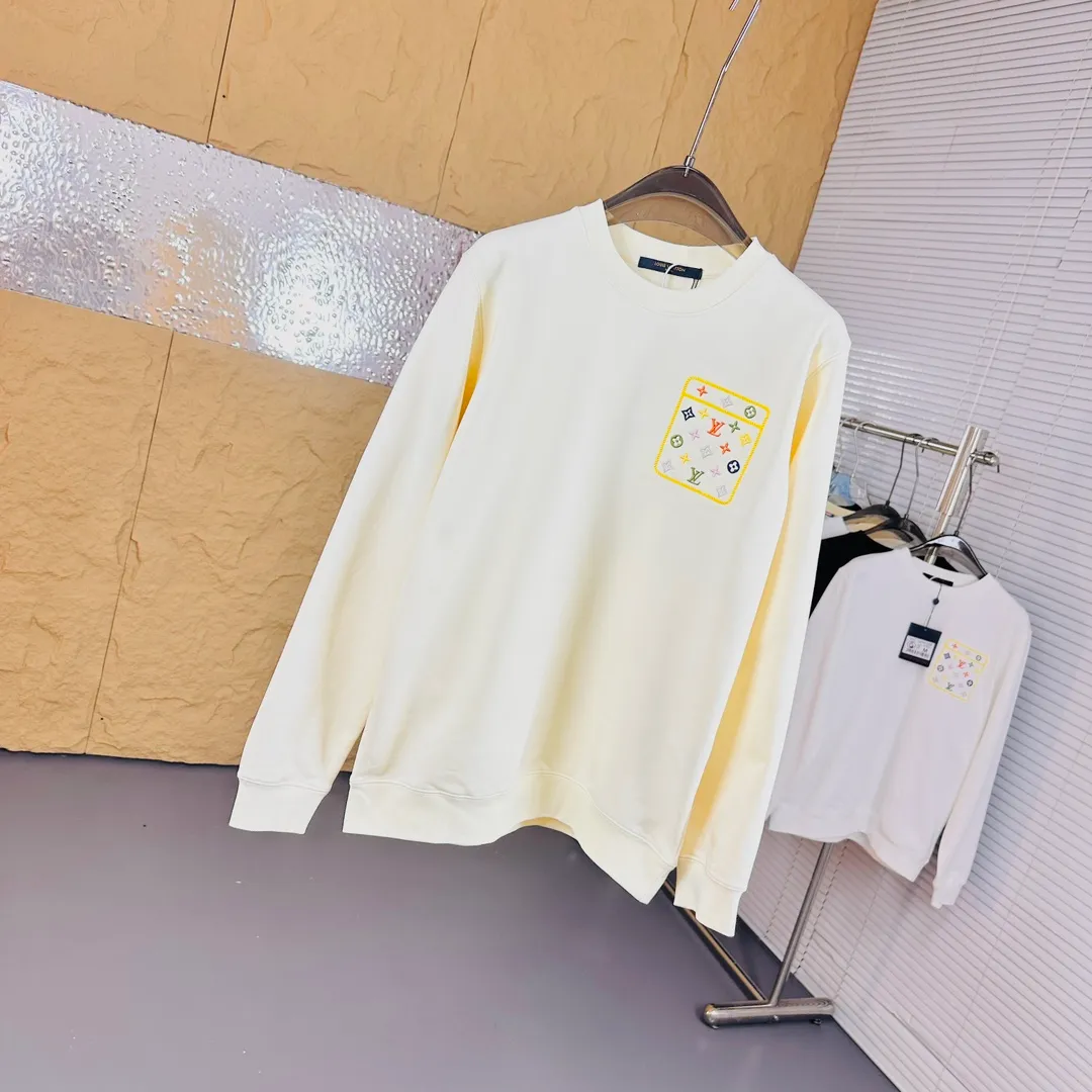 🅿️320 Brand: Louis Vuitton🤳𝗟𝗩 Fabric: ☑️Made of 440g double-strand pure cotton terry👕 Fabric: ☑️Thread with 1*1 double yarn thread. 🔜Comes with dyeing in the same tank. Craftsmanship: ☑️The embroidery uses 3D three-dimensional embroidery technology, 🇧🇫The original computer scan and print is restored 1:1. The pattern is clear and the needle count is dense. It is a rare high-end product on the market! 🇲🇩All three standards are complete! Size: ☑️S 〰️M 〰️L 〰️XL 〰️XXL